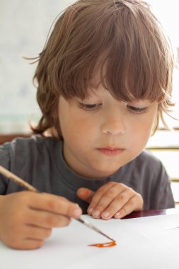 Çocuklar evde resim çizer, çocuklar okulda suluboya resim çalışırlar.