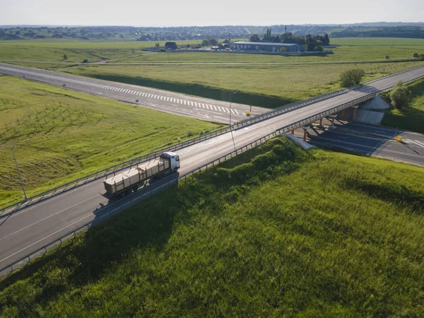 道路上の転倒トラック高速道路交通航空ビュー — ストック写真