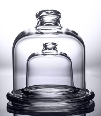 Çift cam çan kavanozu beyaza izole edilmiş, maksimum koruma modeli konsepti