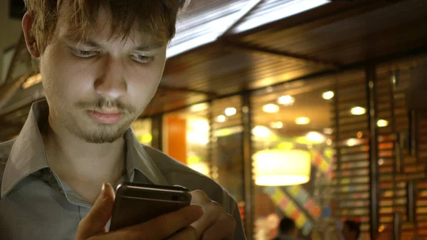 Guapo Adolescente Con Smartphone Noche Fondo Ciudad —  Fotos de Stock