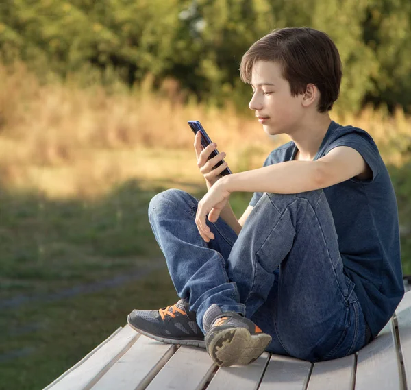 Adolescente Con Smartphone Mano Chico Mira Teléfono Celular Fondo Verano — Foto de Stock