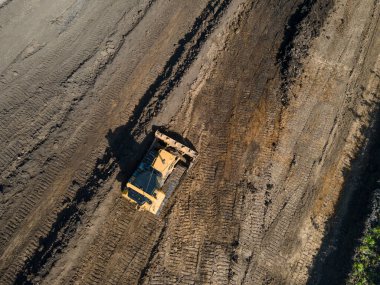 Craler kazıcı üst görünümü inşaat alanında kazı