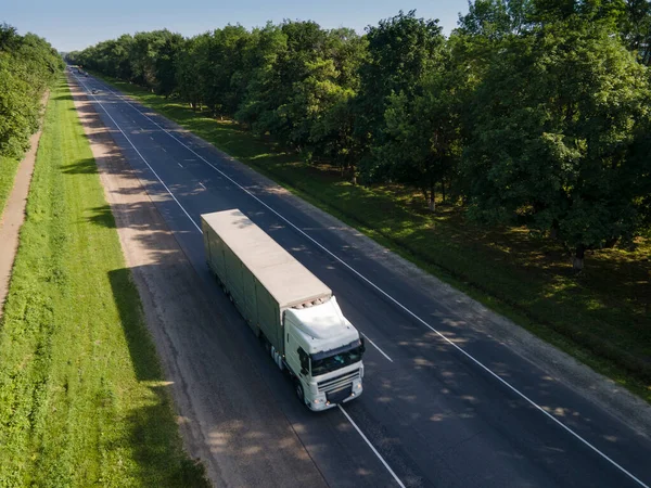 Biała Ciężarówka Przyczepą Cargo Semi Przeprowadzka Summer Road Widok Lotu — Zdjęcie stockowe