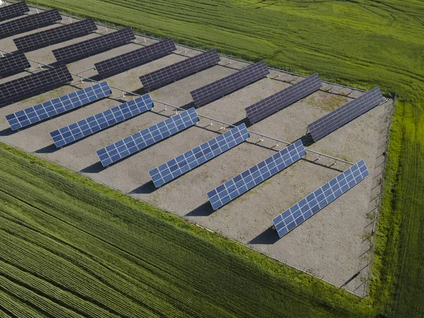 夏のフィールドの太陽電池パネル 航空産業の展望 — ストック写真