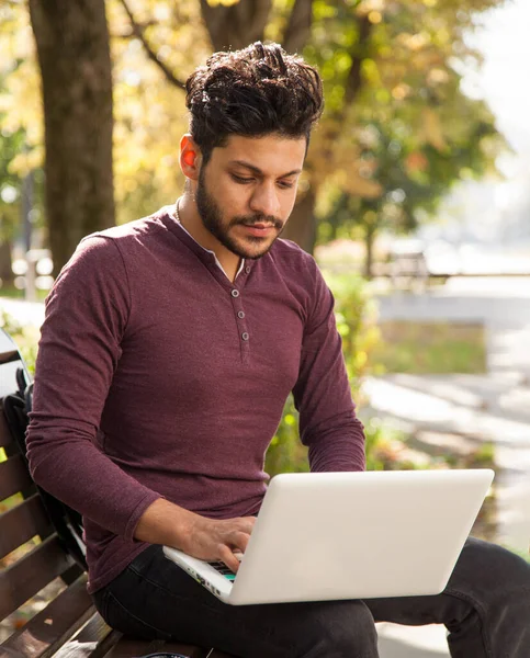 Hombre Con Portátil Parque Verano Día Brillante — Foto de Stock