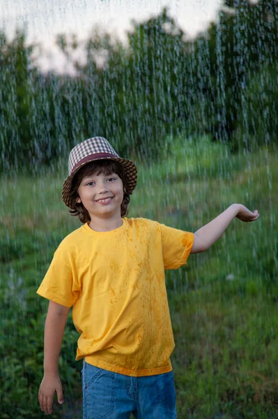 Kind Speelt Buiten Regenachtige Dag Gelukkige Jongen Zomer Regen — Stockfoto