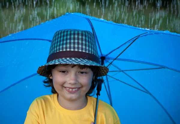 Criança Com Guarda Chuva Anda Chuva Menino Feliz Com Guarda — Fotografia de Stock