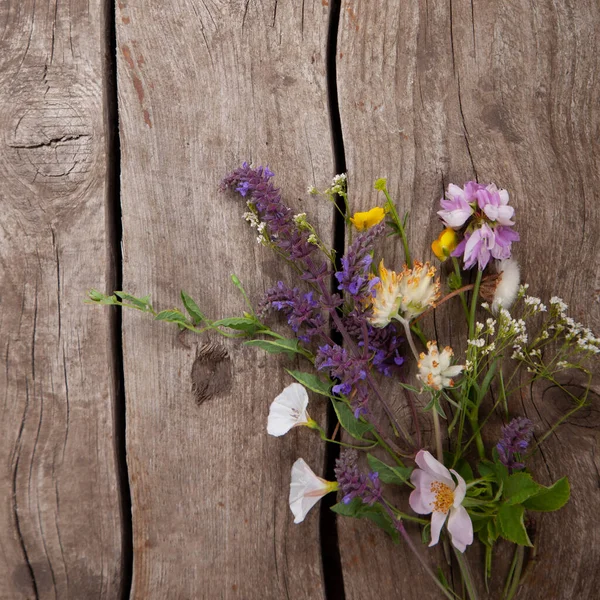 Buquê Flores Selvagens Fundo Grunge Velho Madeira Camomila Lupine Dandelions — Fotografia de Stock