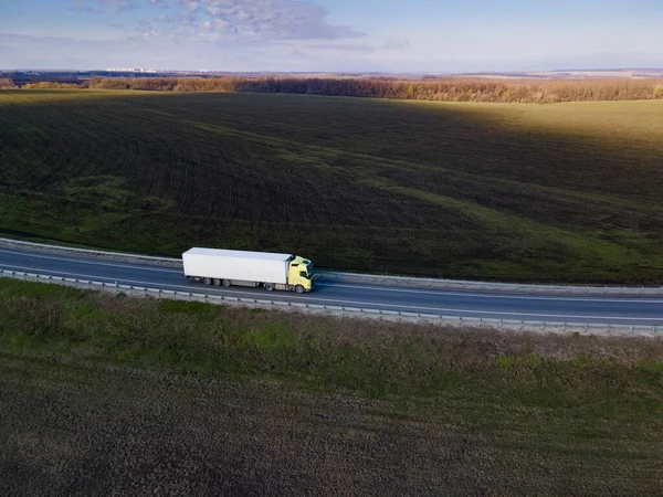 Biała Ciężarówka Przyczepą Cargo Semi Przeprowadzka Summer Road Widok Lotu — Zdjęcie stockowe