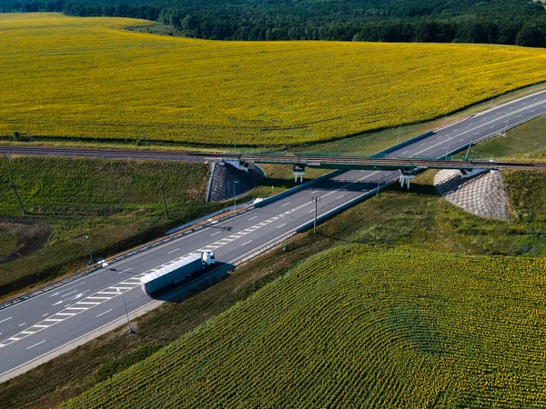 Camion Blanc Avec Semi Remorque Cargo Déplaçant Sur Summer Road — Photo