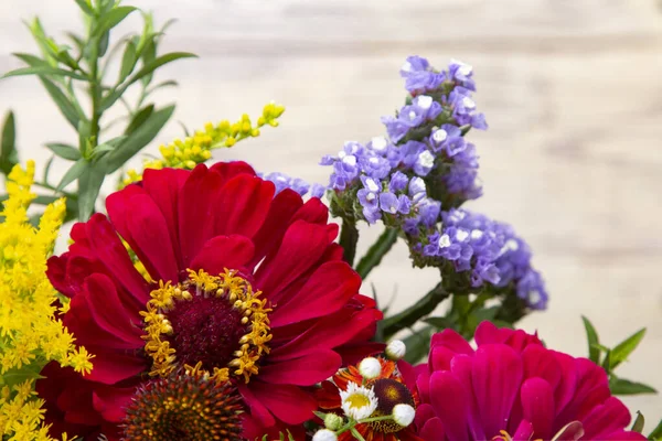 Zinnia Blumen Und Andere Blumen Einem Schönen Strauß Auf Altem — Stockfoto