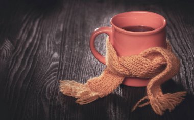 Ahşap bir arka planda eşarpta şifalı bitki çayı.