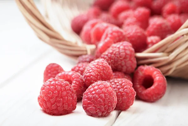 Framboise Dans Panier Sur Table Dans Jardin — Photo