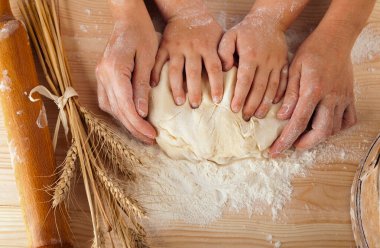 Çocuk el ve el onun anne ve birlikte hamur yoğurmak