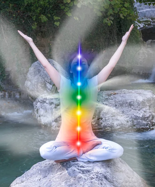 Meditazione Yoga All Aperto Sette Incandescenti Tutti Chakra Donna Siede — Foto Stock