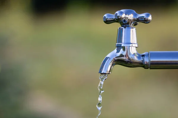 Robinet Métallique Avec Eau Vidange Extérieur — Photo