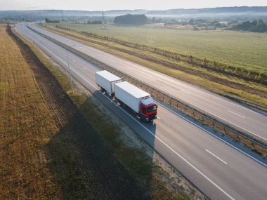 Kargo Semi Trailer ile Kamyon Yaz Yolu 'nda ilerliyor. Havadan Üst Görünüm. Beyaz araç