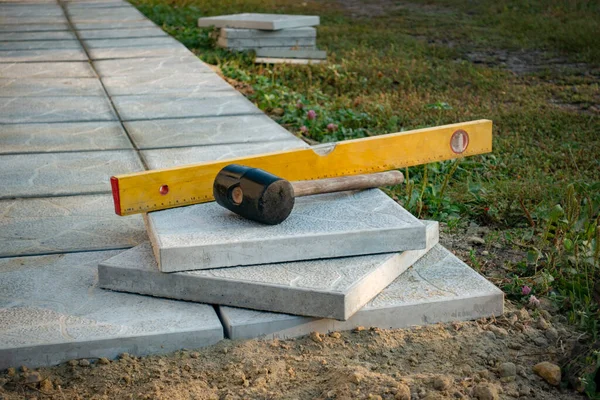 Taş Tuğla Döşemek Kum Temeli Üzerine Avlusunda Gri Beton Döşemeler — Stok fotoğraf