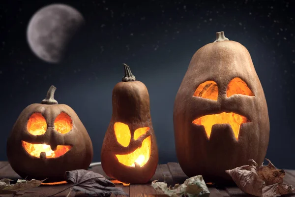 Jacka Latarnie Halloween Dynia Twarz Drewniane Tła Jesienią Liście — Zdjęcie stockowe