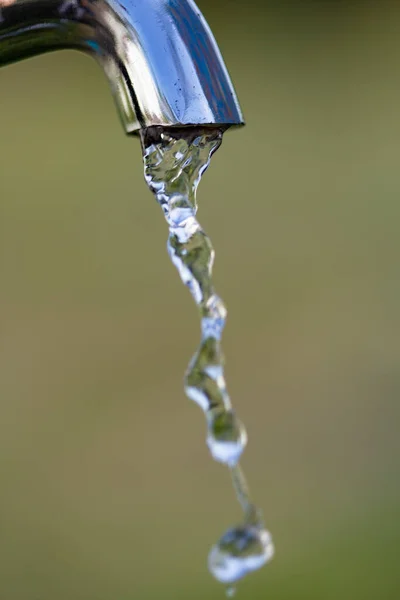 Metalen Kraan Met Afvoerwater Buiten — Stockfoto