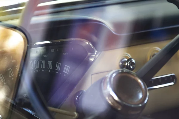 Interior Del Coche Retro Con Primer Plano Volante —  Fotos de Stock