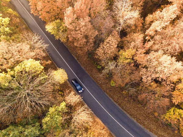Letecký Pohled Venkovskou Silnici Černým Autem Žlutém Oranžovém Podzimním Lese — Stock fotografie