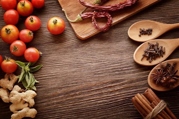 Especias y verduras en previsión de cocinar en una pestaña de madera — Foto de Stock