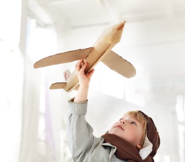 uçak içinde el ile mutlu çocuk