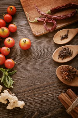 baharatlar ve sebzeler yemek beklentisiyle 