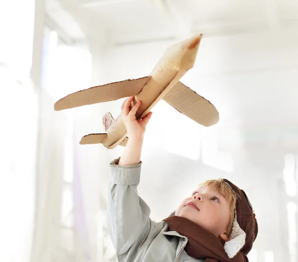 Glücklicher Junge mit Flugzeug in der Hand — Stockfoto