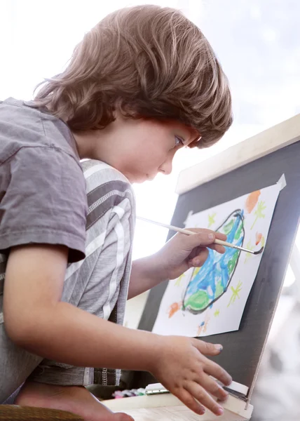 Les enfants dessinent à la maison — Photo