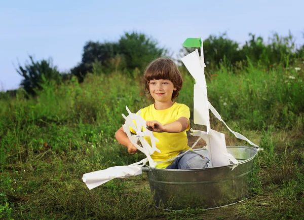 Niño feliz en barco hecho a mano al aire libre jugar — Foto de Stock