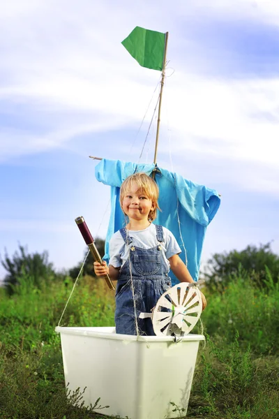 Niño feliz en barco hecho a mano al aire libre jugar —  Fotos de Stock