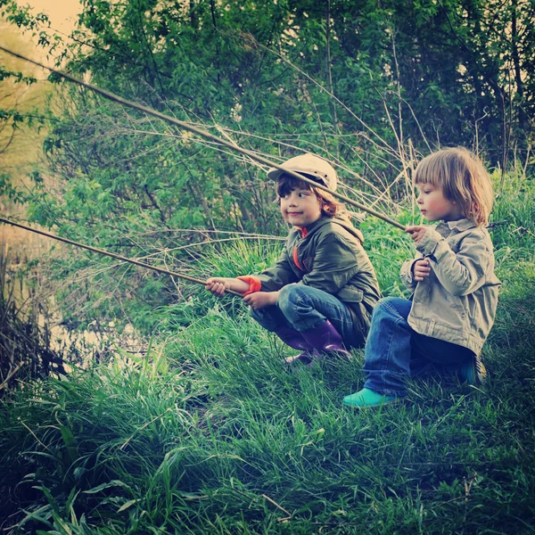 Happy boys go fishing on the river — Stock Photo, Image