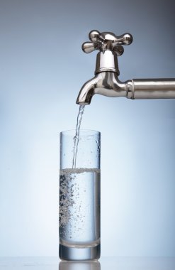 su bir bardak dokunun içine dökülür