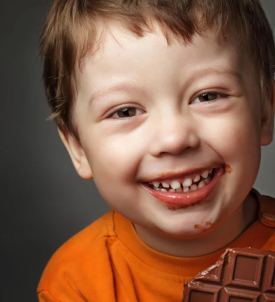 Счастливый мальчик с шоколадкой — стоковое фото