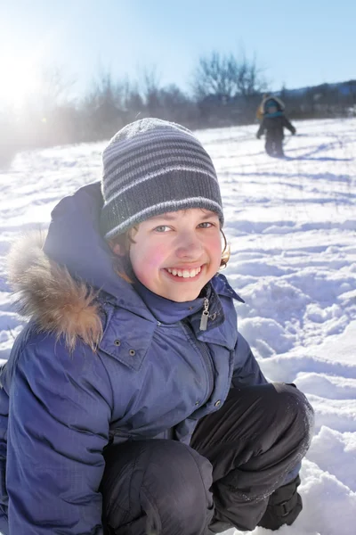 Happy boy hrát venku — Stock fotografie