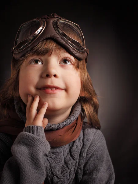 Chlapec sní brýle pilot — Stock fotografie