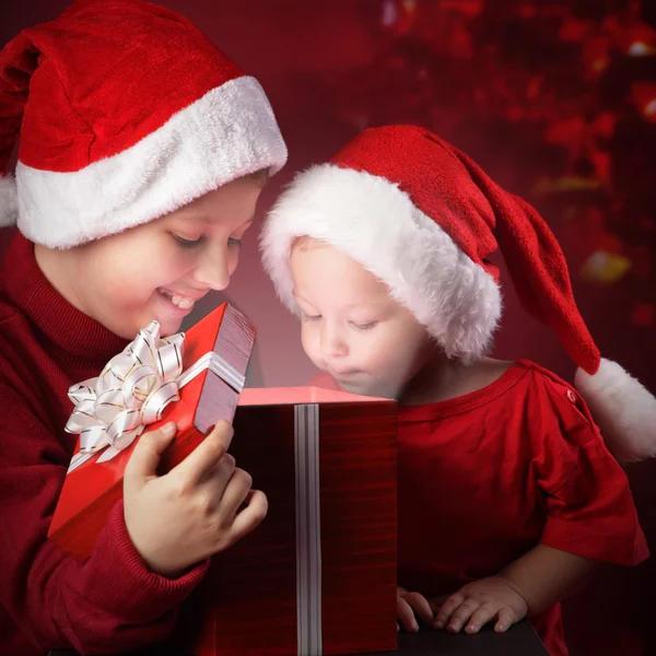 Dos feliz chico abierto navidad regalo caja — Foto de Stock