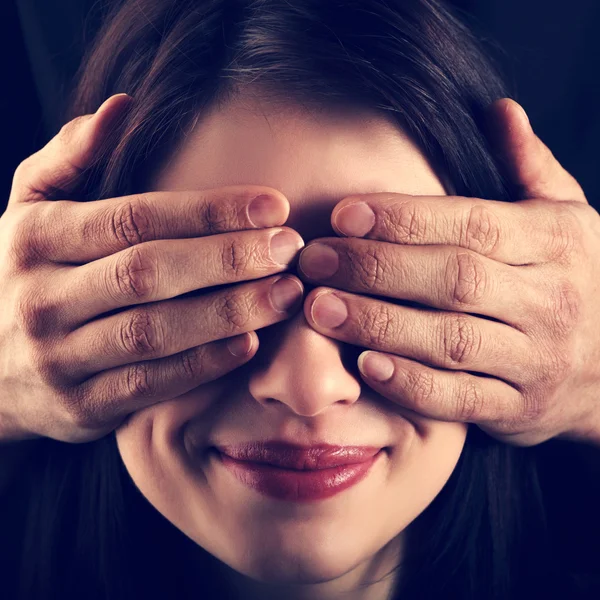 Chica ha cerrado los ojos manos hombre — Foto de Stock