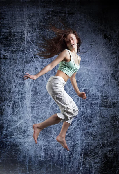 Bellezza ragazza danza su grunge sfondo — Foto Stock