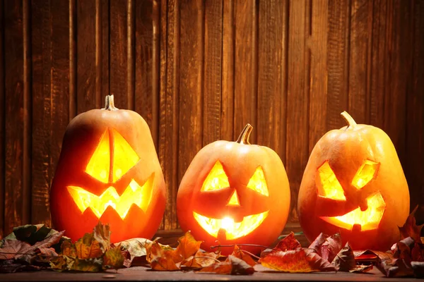 Jack o lanterne Halloween zucca faccia su sfondo di legno e — Foto Stock