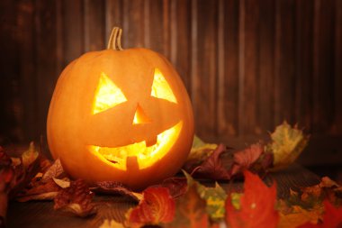 Fenerlerin valesi, tahta arka planda Cadılar Bayramı kabağı suratı