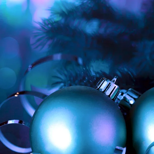 크리스마스 공 및 전나무 — 스톡 사진