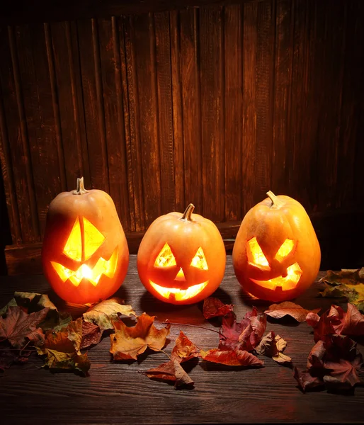 Fenerlerin valesi, tahta arka planda Cadılar Bayramı kabağı suratı