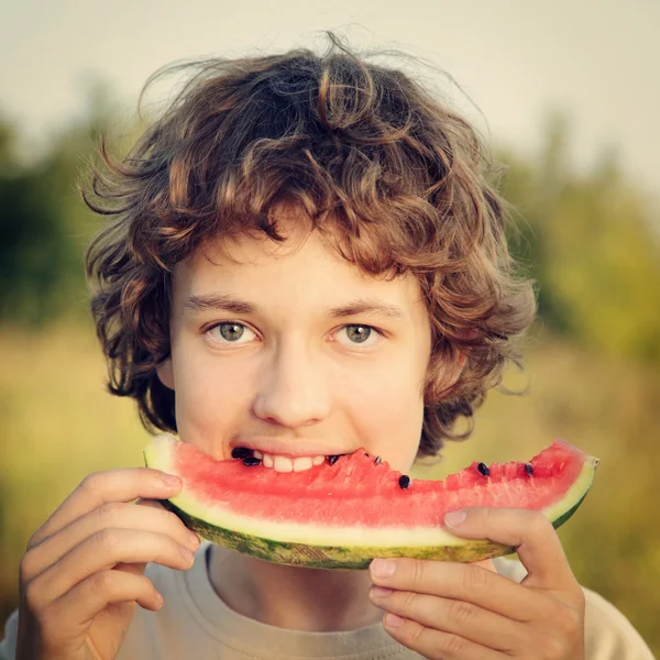 Adolescente feliz comiendo sandía —  Fotos de Stock