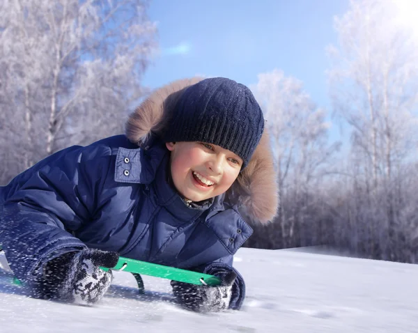 快乐的男孩，在雪橇上 — 图库照片