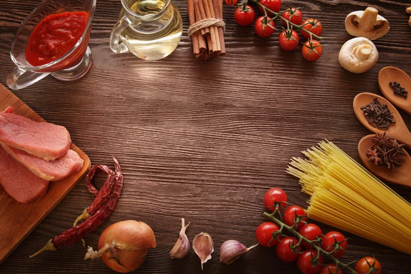 Wszystko na stół z drewna do przygotowania ostre włoski sa — Zdjęcie stockowe