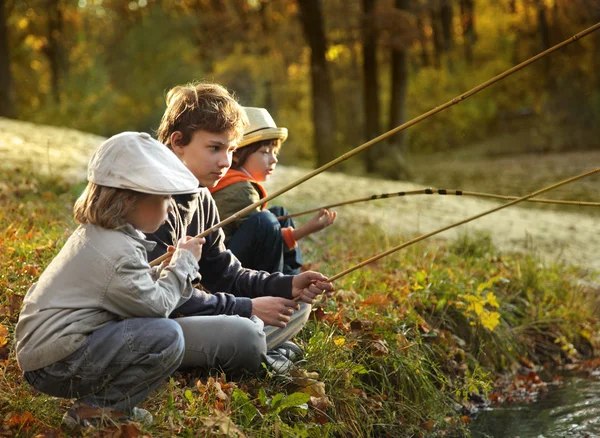 Meninos felizes ir pescar no rio — Fotografia de Stock