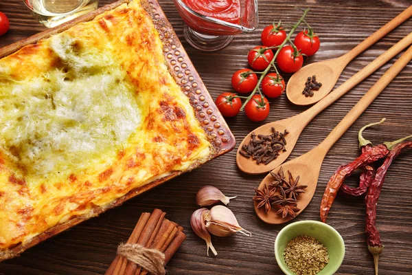 Gotowy lasagne i jego ingradent — Zdjęcie stockowe